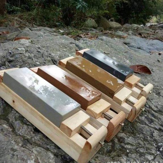 Dudukan Batu Asah Bantalan Alas Pengasah Tatakan Batu Asahan Wungkal