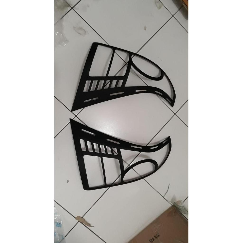 Garnish Lampu Belakang Xenia 2012 Hitam Avanza 2014 Doff/Chrome