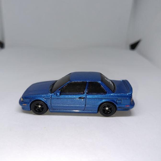 Hotwheels Premium Nissan Sentra Ban Karet Base Besi Loose
