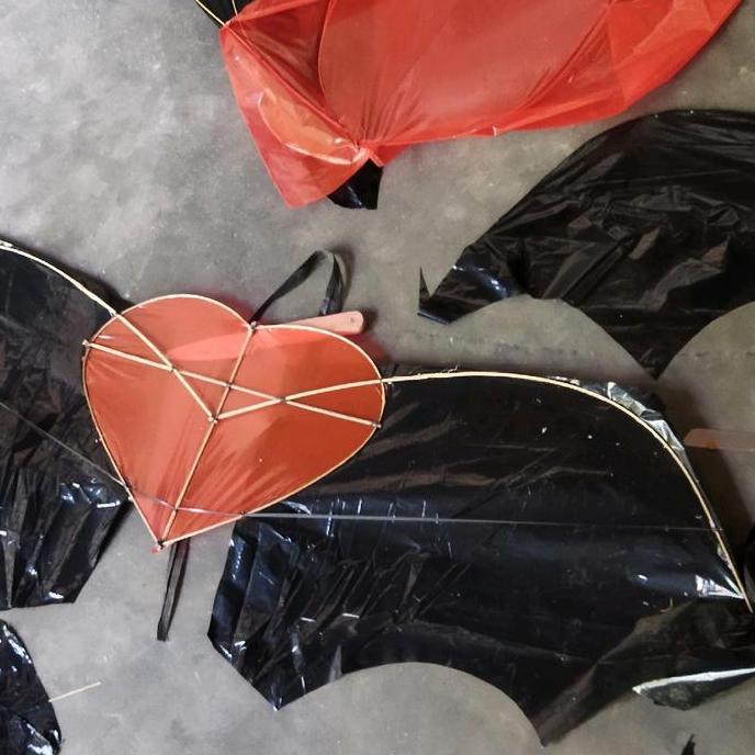 layangan love bersayap sudah tes terbang ukuran 125cm