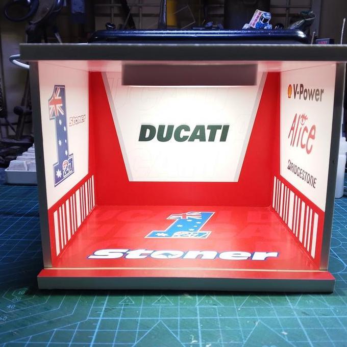(Kertas Lipat) DIORAMA GARASI/PADDOCK Diecast 1/18 Ducati Casey Stoner 1