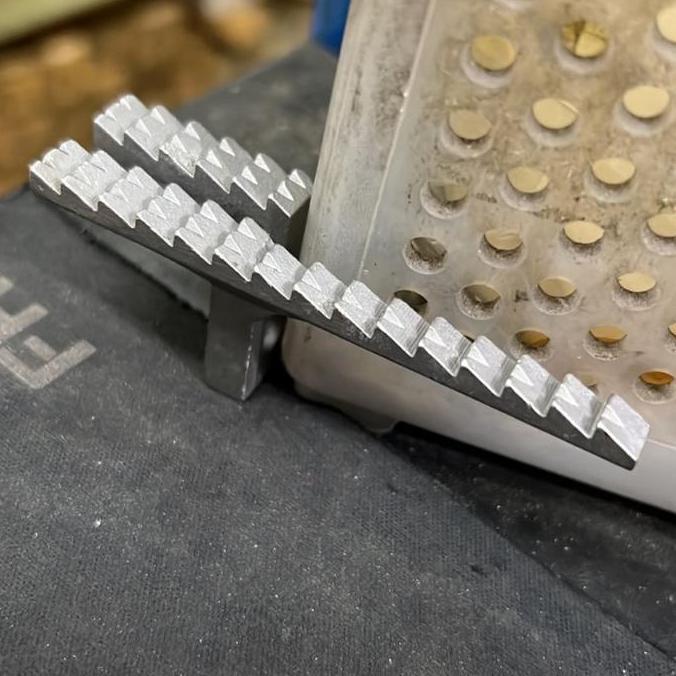 Feed Dog Mesin Jahit Obras Karpet/Carpet