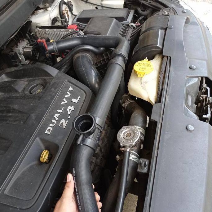Selang Radiator atas Dodge Journey