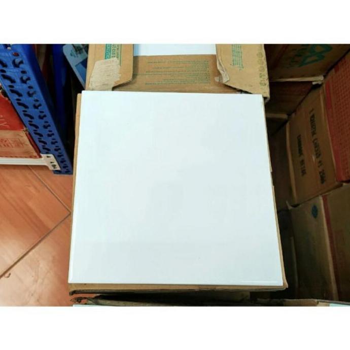 Keramik Mulia Putih Glossy Signature 20X20 Cm Kw1