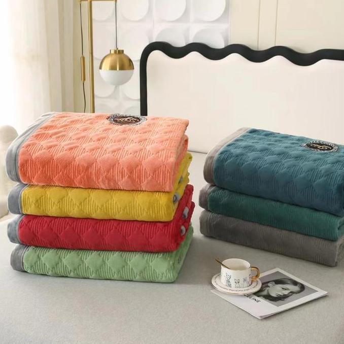 TERLARIS SELIMUT POLOS EMBOS BAHAN POLYESTER TEBAL DAN BERKUALITAS UKURAN 150 CM & 180 CM