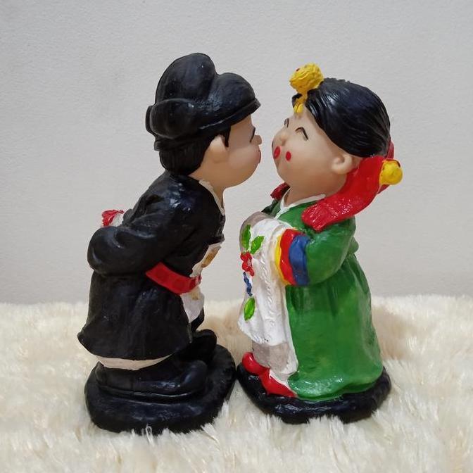 Patung Pajangan Souvenir Boneka Korea Kissing