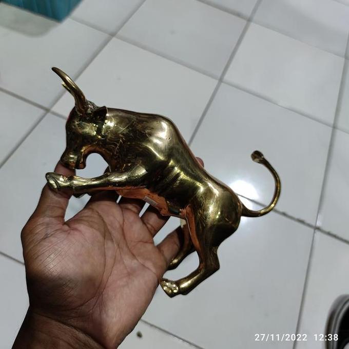 patung banteng kerbau bull emas
