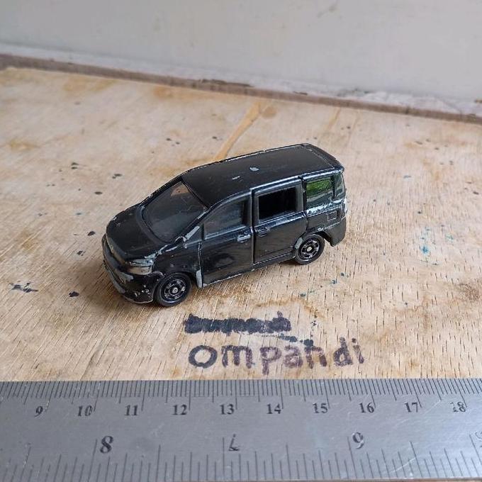 DIECAST TOMICA MOBIL TOYOTA VOXY VIETNAM CS99