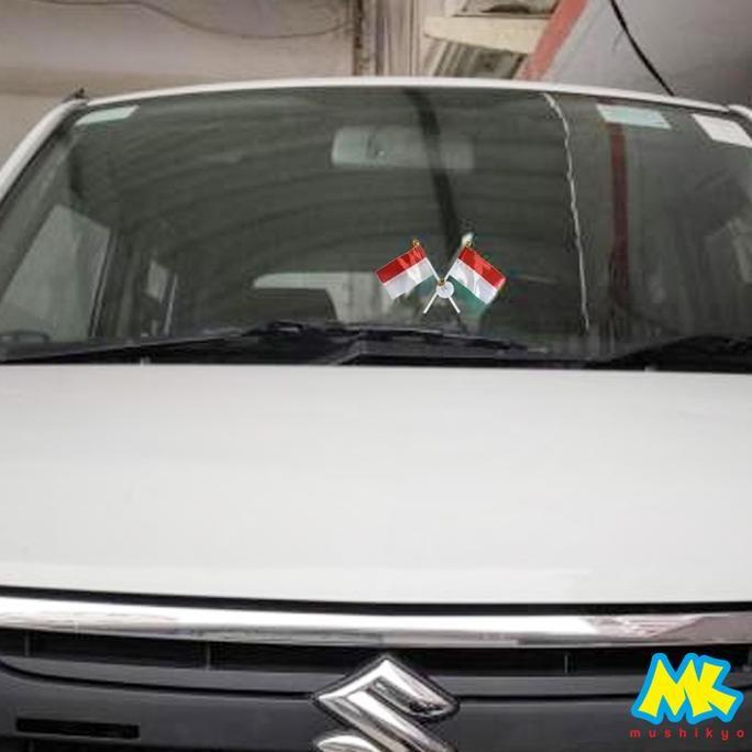 Bendera Indonesia tempel di Kaca Mobil
