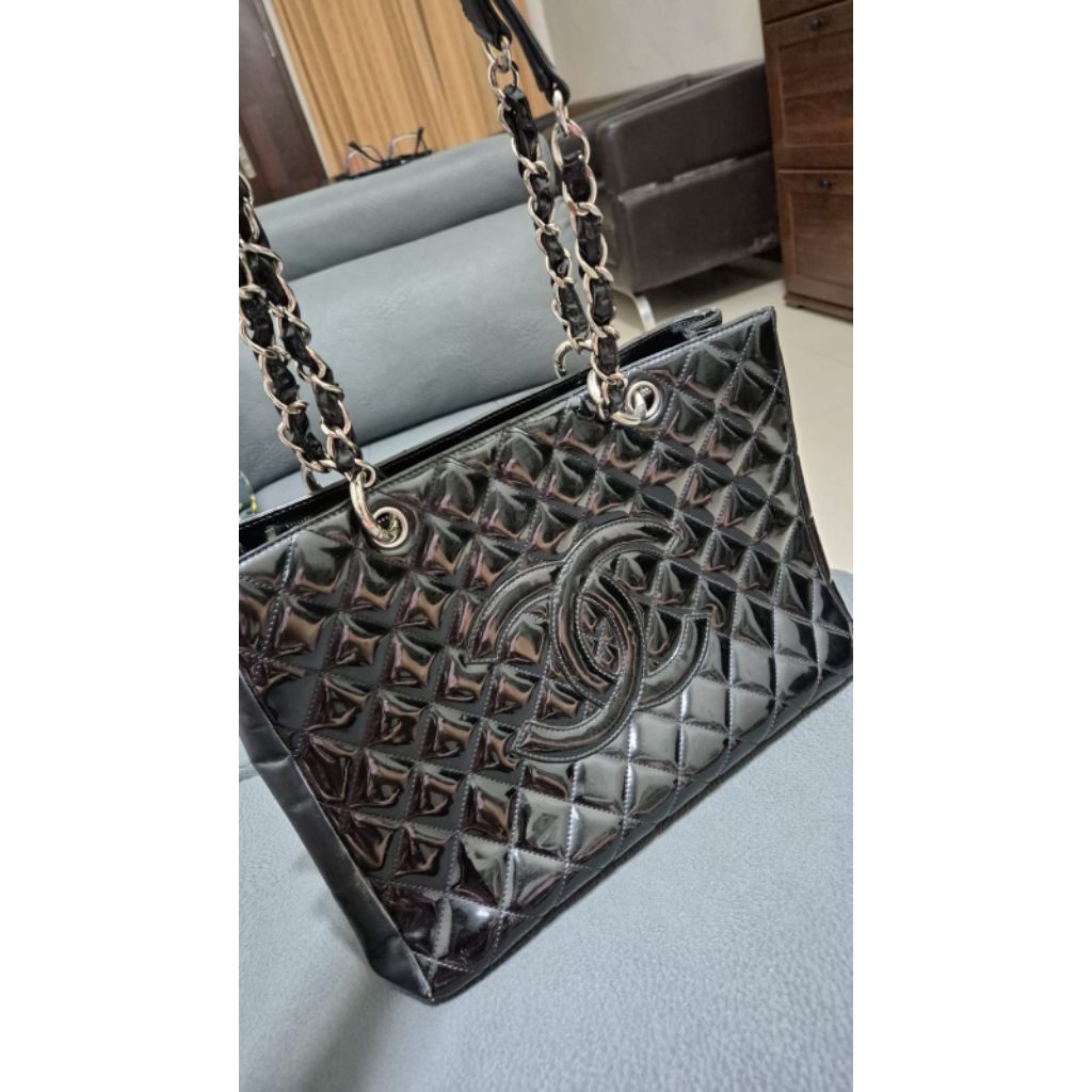 Chanel GST black patent leather shw #13 with camelia