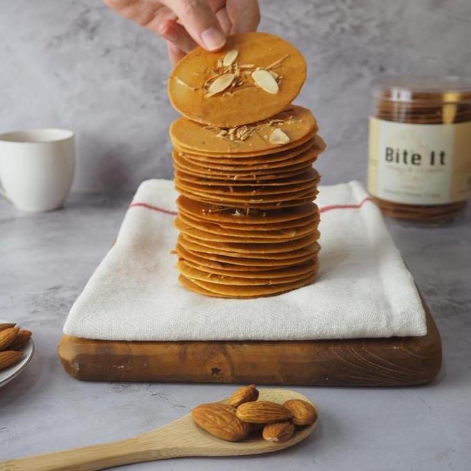 Torta- Bite It Almond Cheese Crispy Mini 70 Gr Cookies Tipis & Crispy Dengan Topping Almond Slice Da