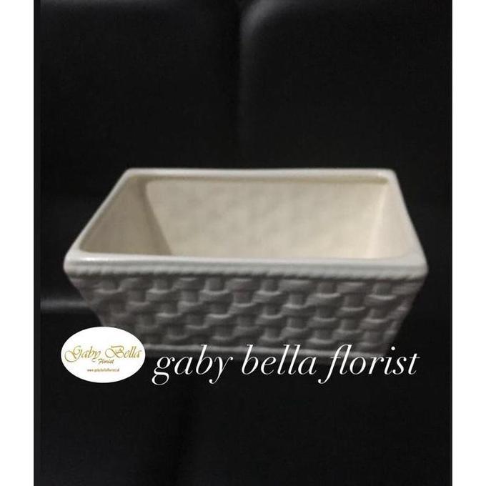 POT KERAMIK. (4) VAS KERAMIK. VAS KERAMIK PUTIH. POT BUNGA PUTIH. POT