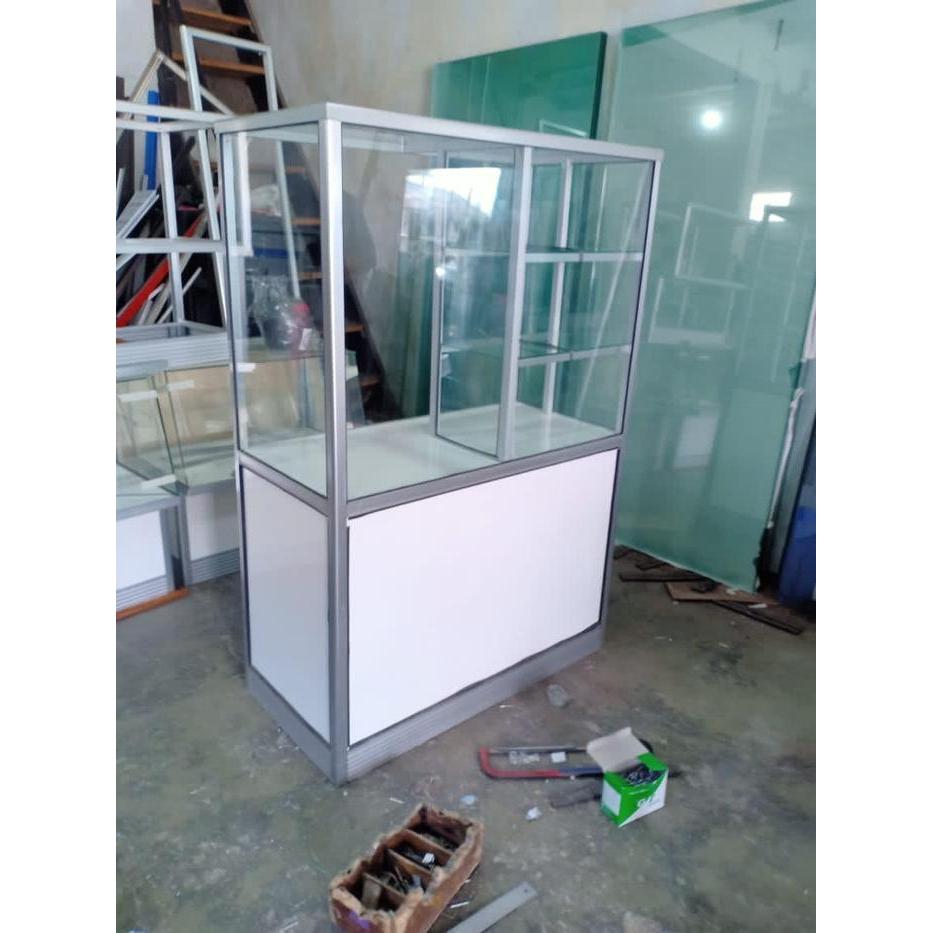 Etalase kaca makanan