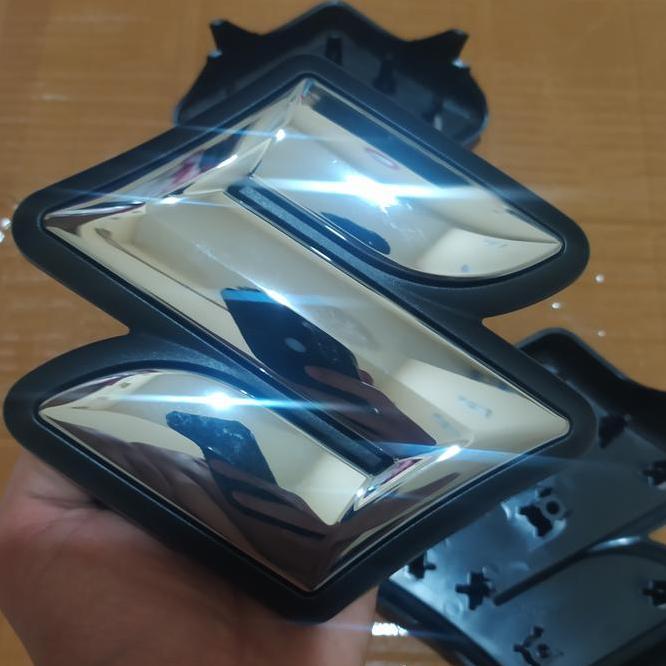 Logo Depan Grill Xl7 Suzuki