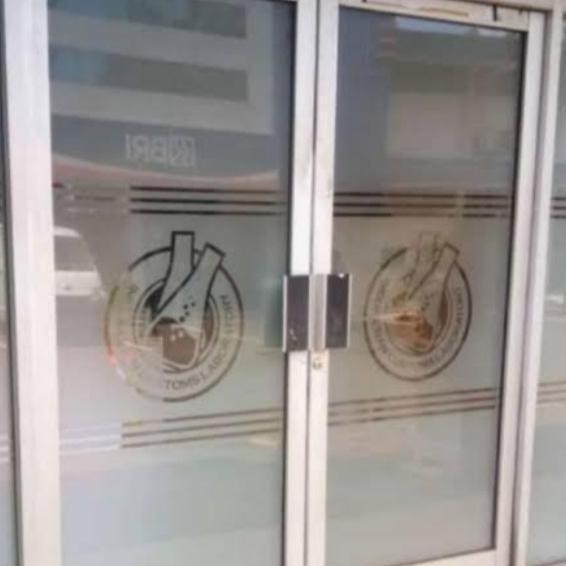 kaca film sandblast / kaca sandblast /sandblast logo custom