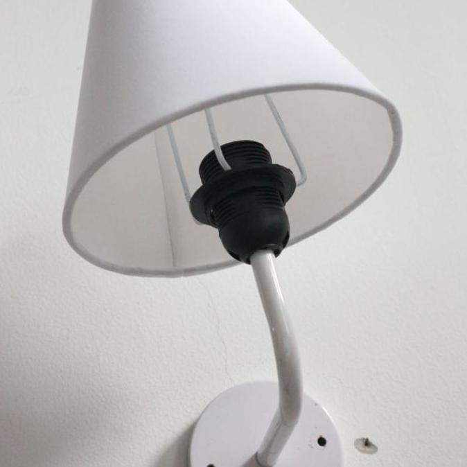 kap lampu tidur minimalis dinding tempel hotel