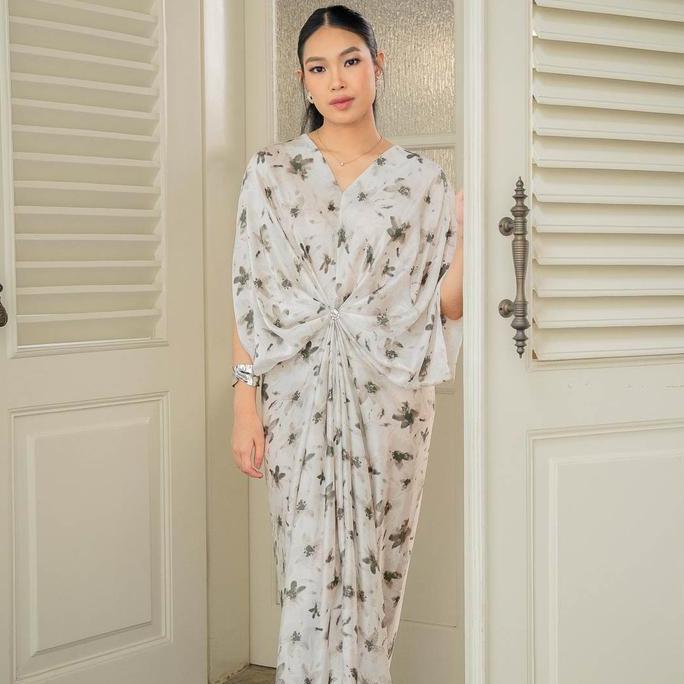 This Is April EID Shakira Dress Kaftan Atasan Tren Lebaran 2026 Wanita Lengan Pendek Baju Raya Ivory