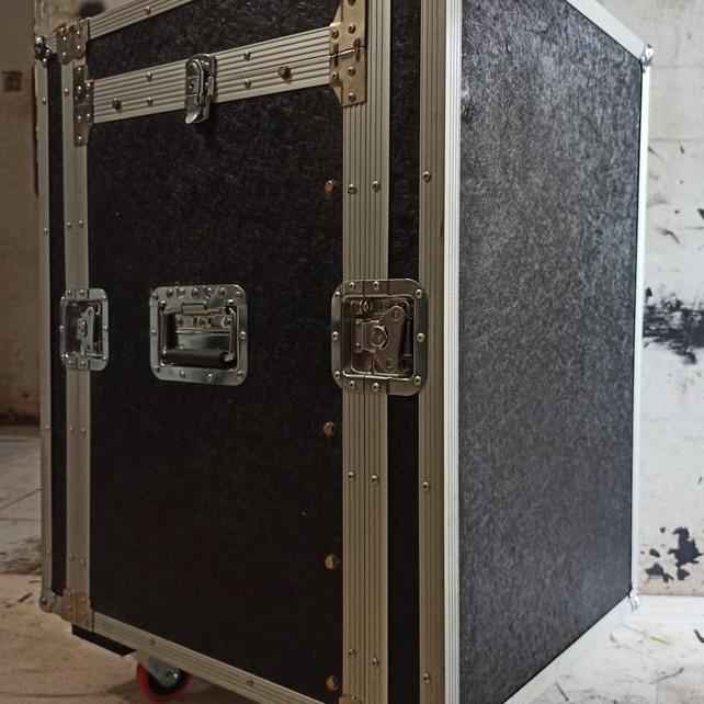 Hard Case Accesses 12Yu Mixer On Top Fiber