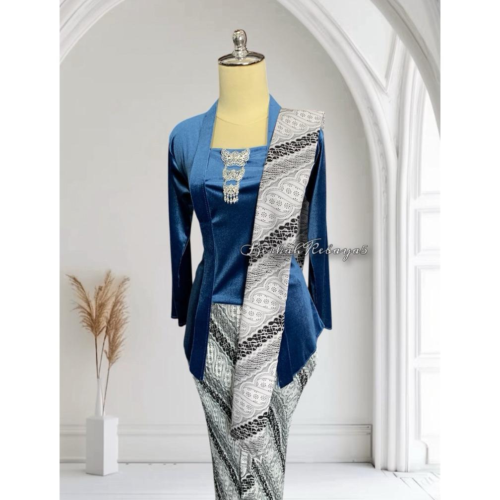 Diskon Setelan  Kebaya Warna Denim / Kebaya + Selendang + Jarik Wiru Plisket Motif Sogan Putih