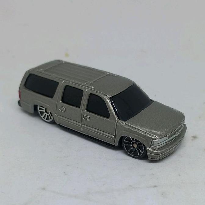 MAISTO 2001 CHEVROLET SUBURBAN LOOSE DIECAST (S)