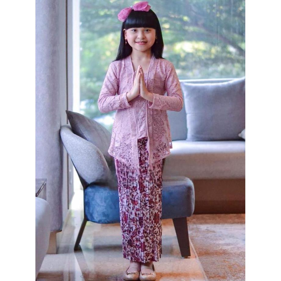 Setelan Kebaya Kutu Baru Wisuda Anak // Kebaya // Kebaya Kutu Baru // Kebaya Wisuda // Kebaya Modern