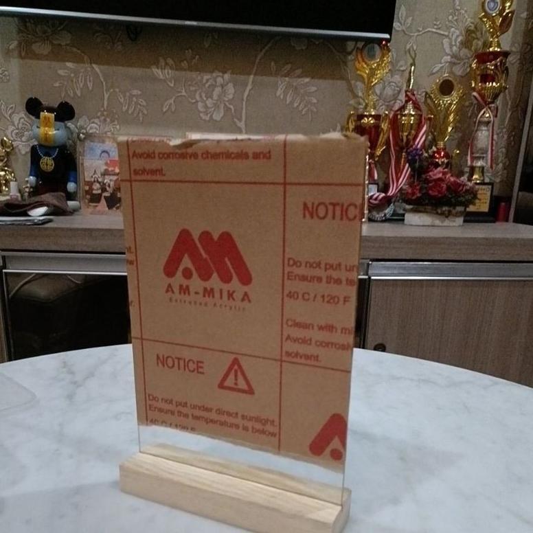 Akrilik tempat brosur/Tent Holder/Tent Card A6 KAKI KAYU