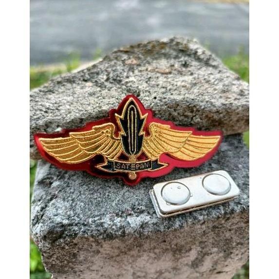 pin security wing gold mika magnet bahan cor tebal