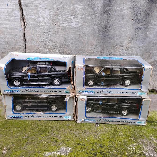 CAR DIECAST 1 : 24 2002 CADILLAC ESCALADE EXT ORIGINAL WELLY NEW OLD STOCK FG75