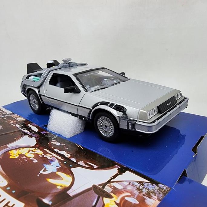 Diecast Delorean Time Machine Back To The Future 2 Welly 1:24