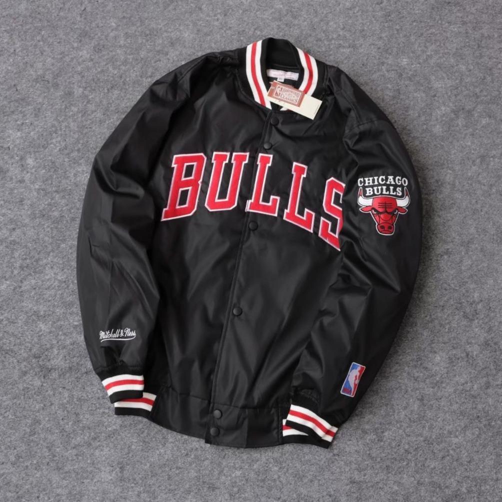 BEST DEALS "Jaket Baseball NBA Chicago Bulls Pria Wanita Varsity Hitam Bahan Parasut Waterproof"