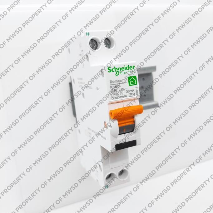 humannisst- Schneider Electric RCBO Slim 16A 1PN 30mA 4500A AC DOMD01616 Putih dengan Perlindungan E