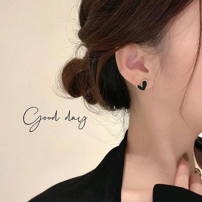 New - Anting Titanium Wanita Hati Keramik Hitam Simpel 1087