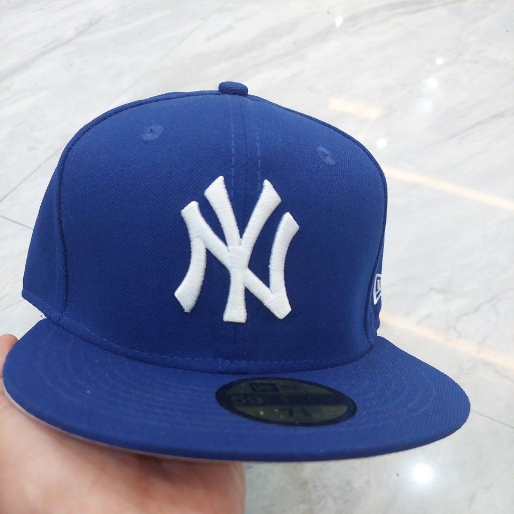 TOPI FITTED NY BIRU POLOSAN BORDIR PUTIH