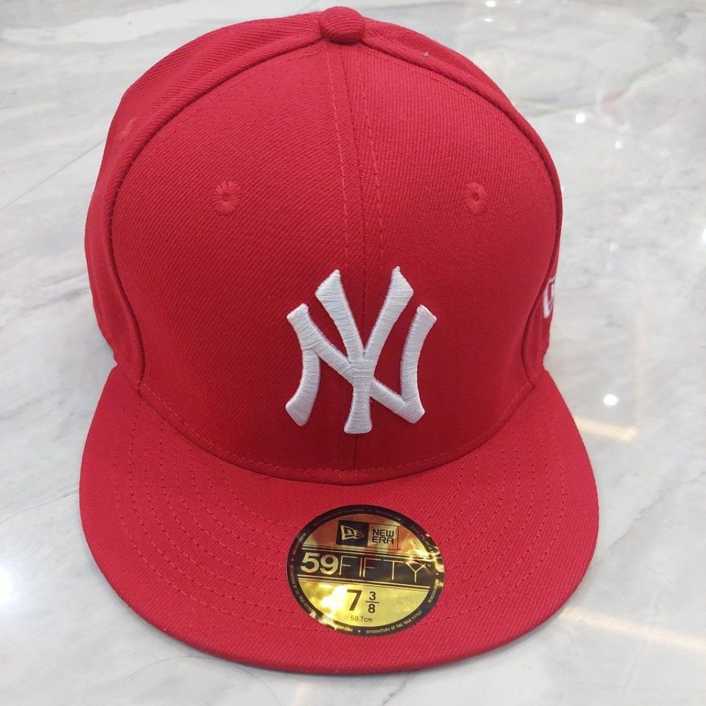 TOPI FITTED NY MERAH BORDIR PUTIH