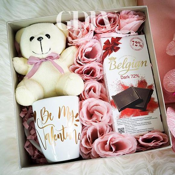 VALENTINE LOVE BOX 02 BONEKA COKLAT BUNGA MUG