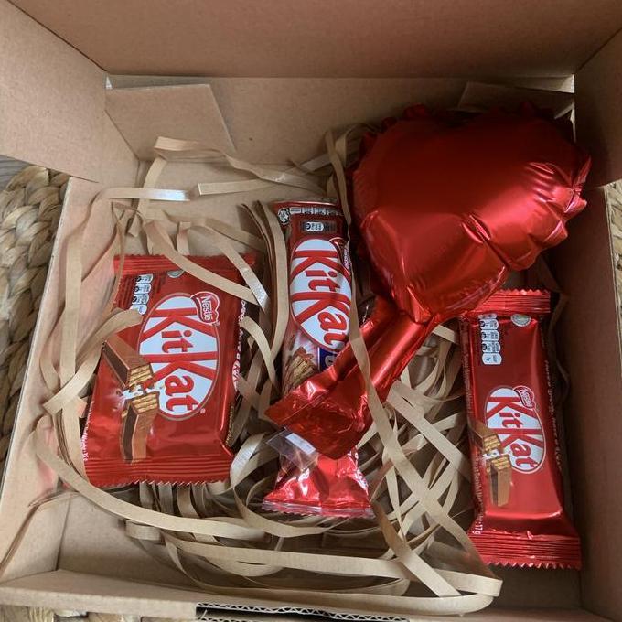 KADO HAMPERS PARCEL COKLAT KITKAT VALENTINE/ULTAH/IMLEK