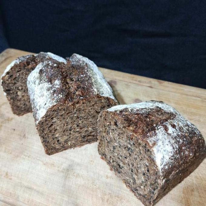 BLACK RYE BREAD / RYE BREAD / ROTI GANDUM