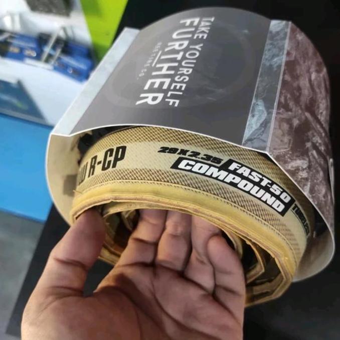 Vee Tire Flow R-CP 29 x 2.35 ENDURO Core Tubeless Ready Fast50 Compoun