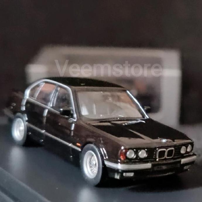 Diecast 1:64 BMW E34 5-Series [DCM] Hitam