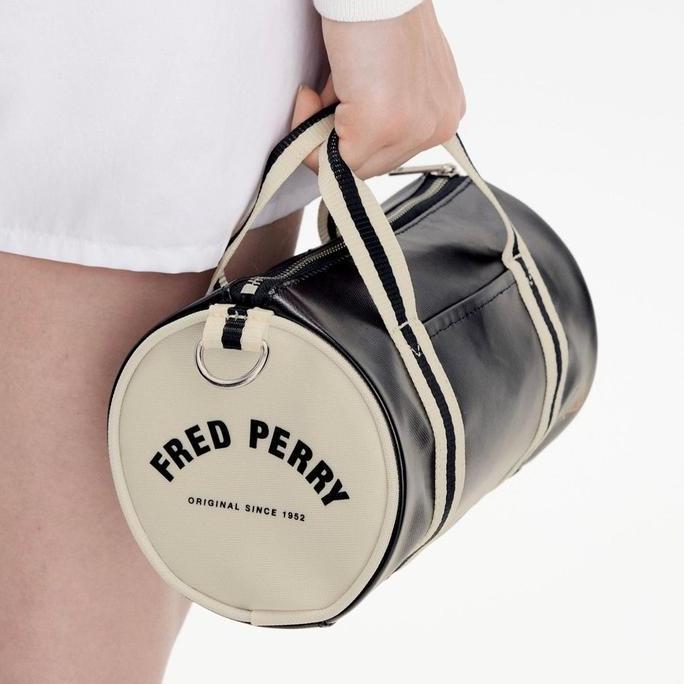 FRED PERRY - FRED PERRY CLASSIC MINI BARREL BAG - BLACK/ECRU