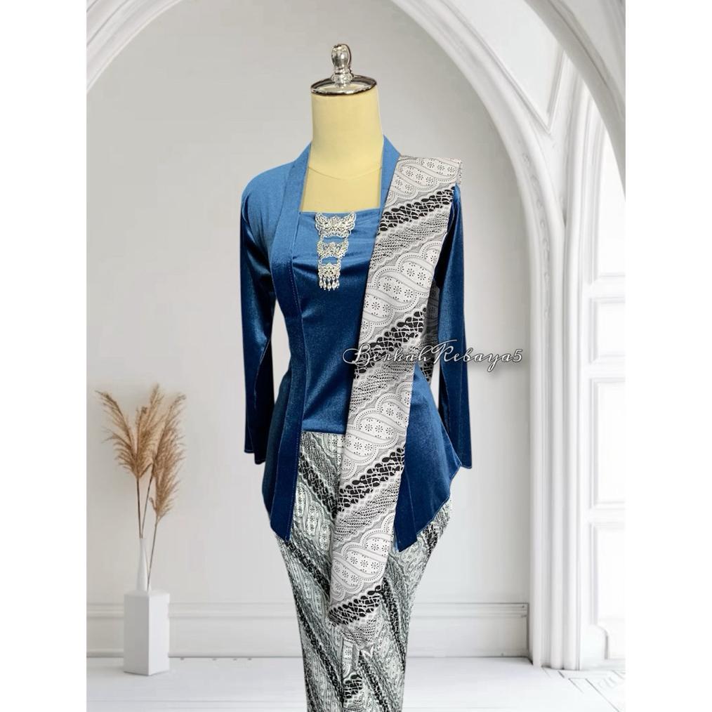 Free Ongkir Setelan  Kebaya Warna Denim / Kebaya + Selendang + Jarik Wiru Plisket Motif Sogan Putih