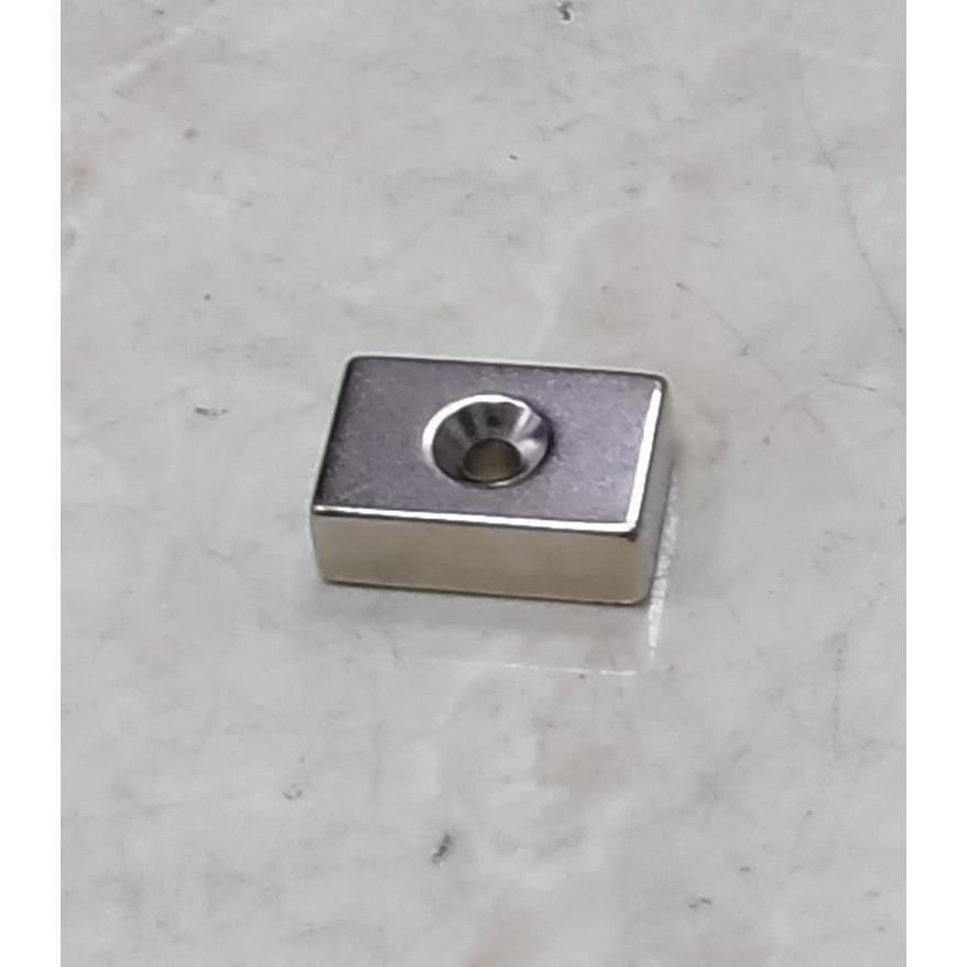 1 Pcs - Magnet 30 X 20 X 10Mm Hole 5-10Mm Neodymium N52