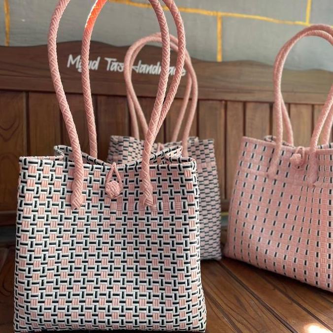 NIKMATI PRODUK INI [INCLUDE AKSESORIS] Tas tote anyaman plastik Motif Pink Premium Ready Stok tas wa