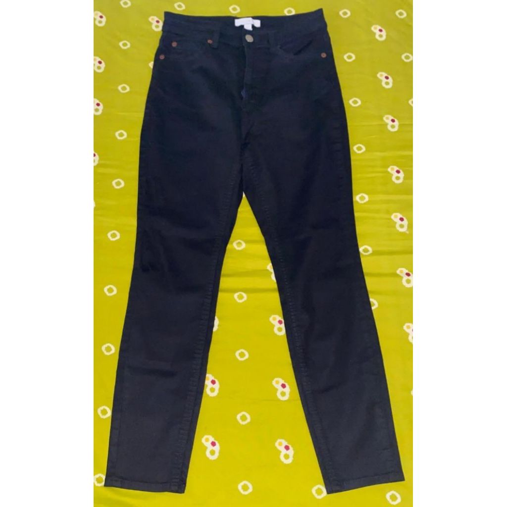 Celana levis wanita