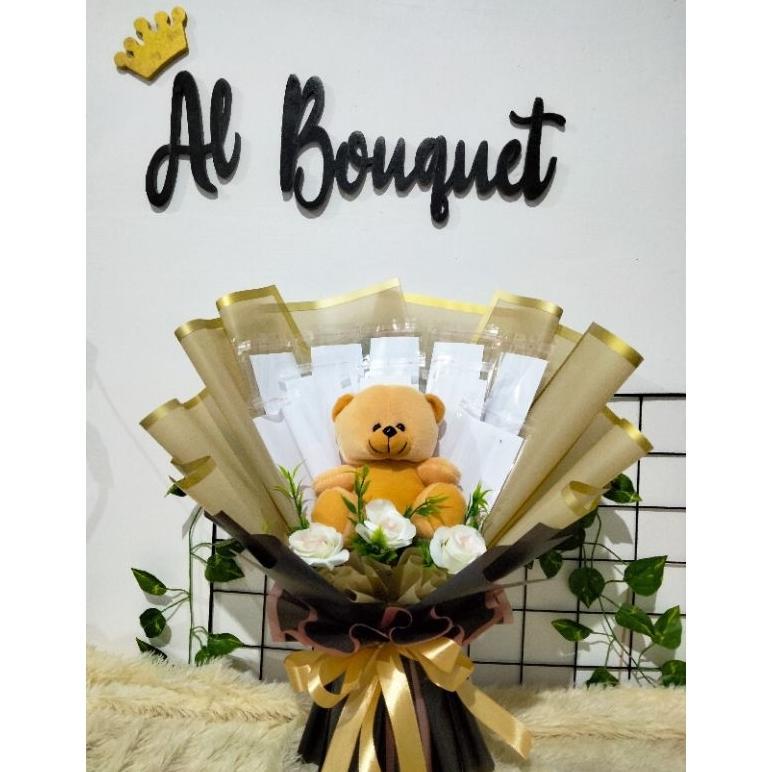 Buket uang kosongan dan boneka