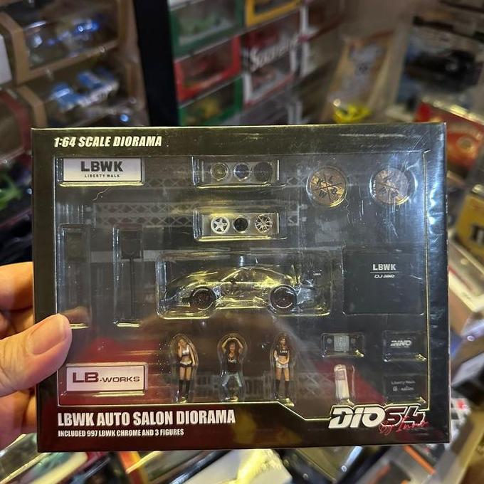 Inno64 Diorama LBWK Auto Salon Diorama With Porsche Chrome