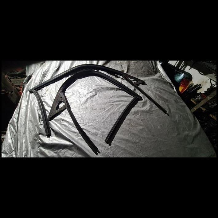 TERLARIS KARET CHANEL KACA PINTU DEPAN KANAN KIRI BMW E34 