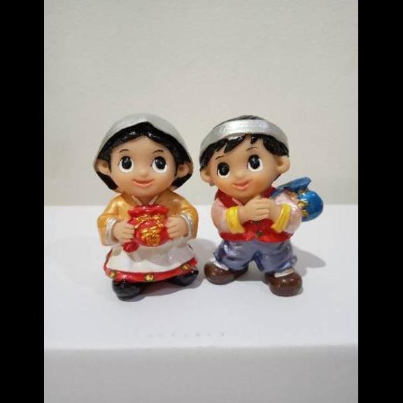 Patung Pajangan Souvenir Boneka Korea Baju Merah