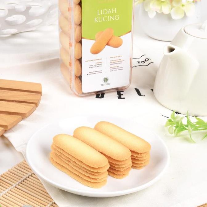 Holland Bakery - Lidah Kucing VS