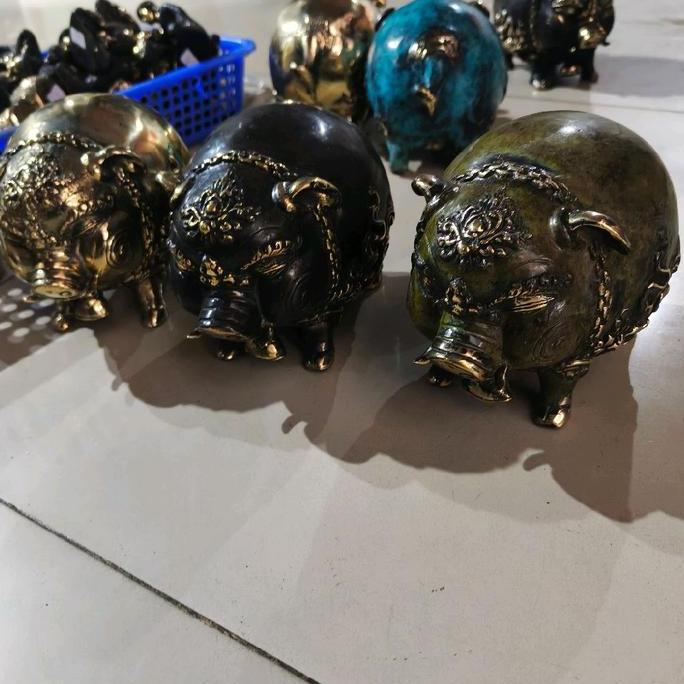 {{{{}}] patung babi bulan bahan kuningan pig brass